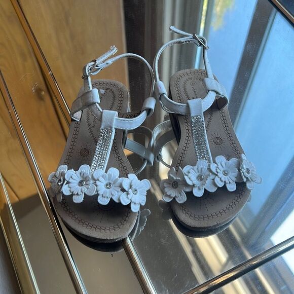 Girl Size 8 white strappy Sandals leather floral Adrienne Vittadini - Picture 4 of 7